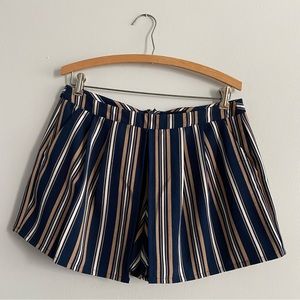 E M Women's Large Blue White Gold Vertical Striped Pull-On Shorts With Pockets